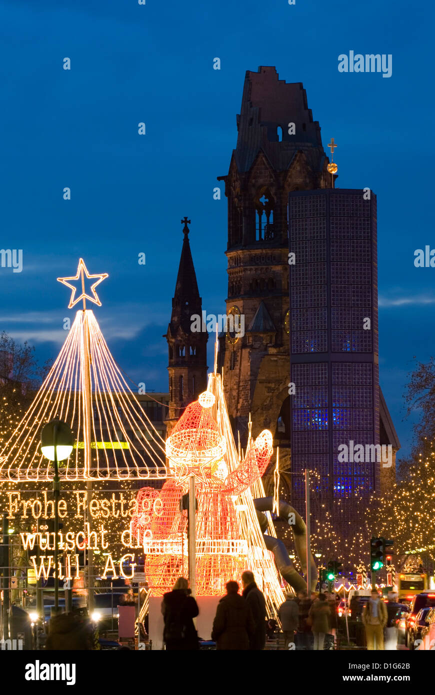 Les lumières de Noël jusqu'à l'Église du Souvenir Kaiser Wilhelm, Berlin, Germany, Europe Banque D'Images