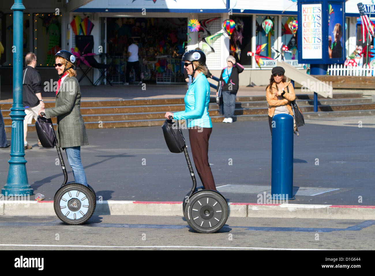 Les gens ride Gyropode PT près de Pier 39 à San Francisco, Californie, USA. Banque D'Images