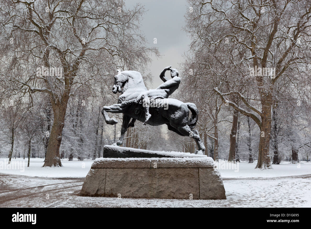Statue de l'énergie physique en hiver, les jardins de Kensington, Londres, Angleterre, Royaume-Uni, Europe Banque D'Images