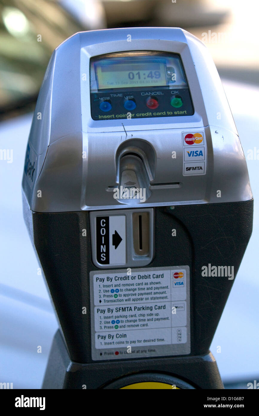 Parking meter qui accepte les cartes de crédit pour le paiement à San Francisco, Californie, USA. Banque D'Images
