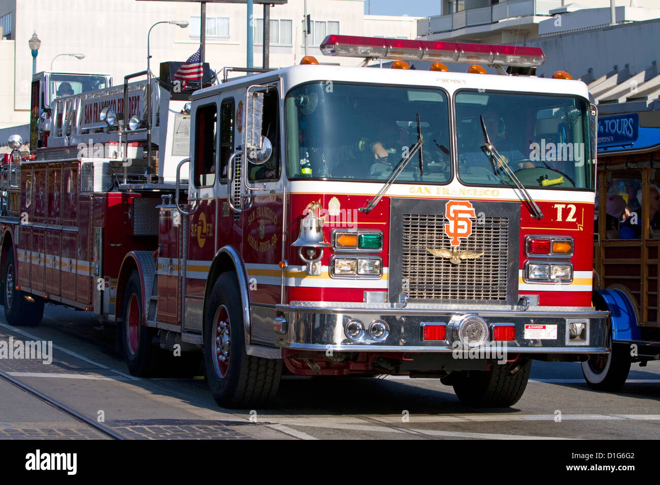 San Francisco Fire Department camion roulant à San Francisco, Californie, USA. Banque D'Images