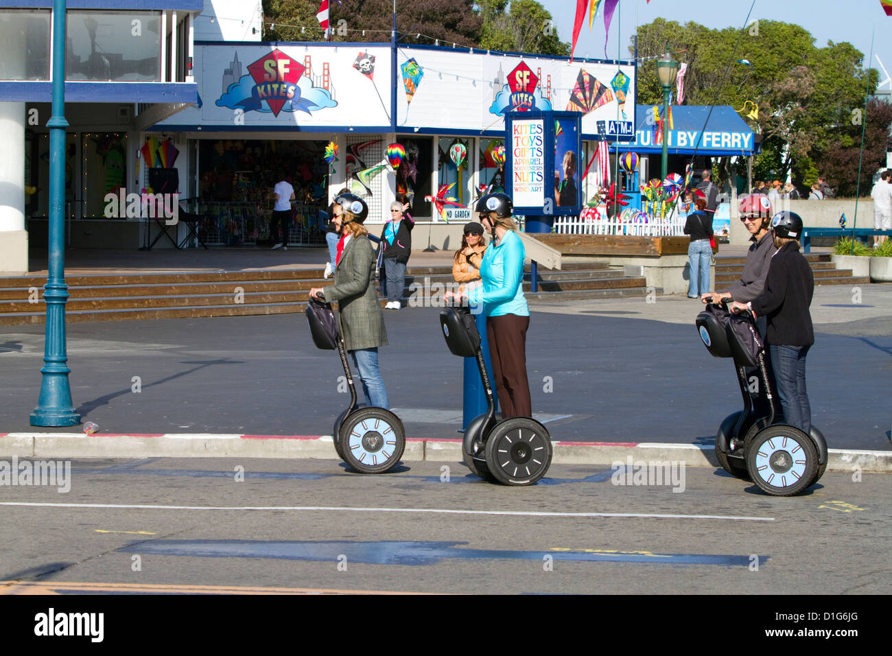 Les gens ride Gyropode PT près de Pier 39 à San Francisco, Californie, USA. Banque D'Images