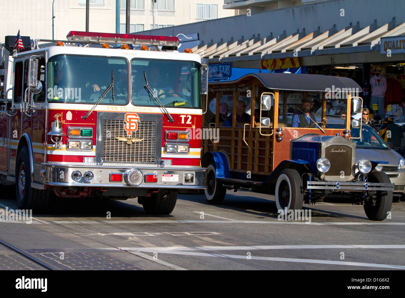 San Francisco Fire Department camion échelle et une tour Packard vintage en conduisant à San Francisco, Californie, USA. Banque D'Images
