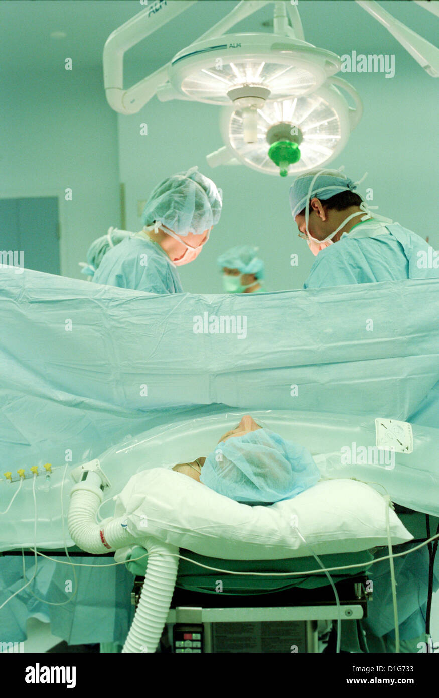 L'opération chirurgicale en salle d'opération Banque D'Images