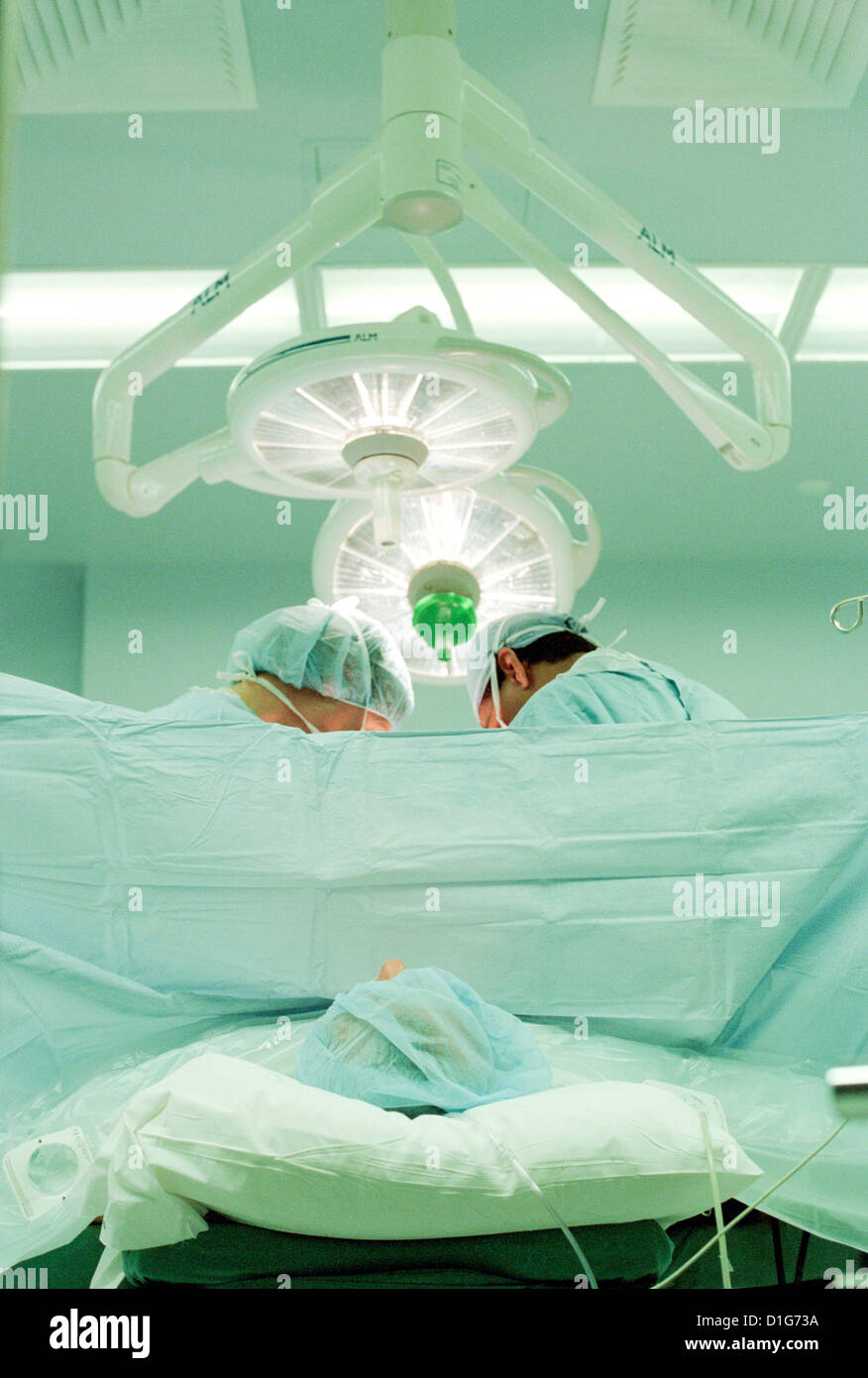 L'opération chirurgicale en salle d'opération Banque D'Images