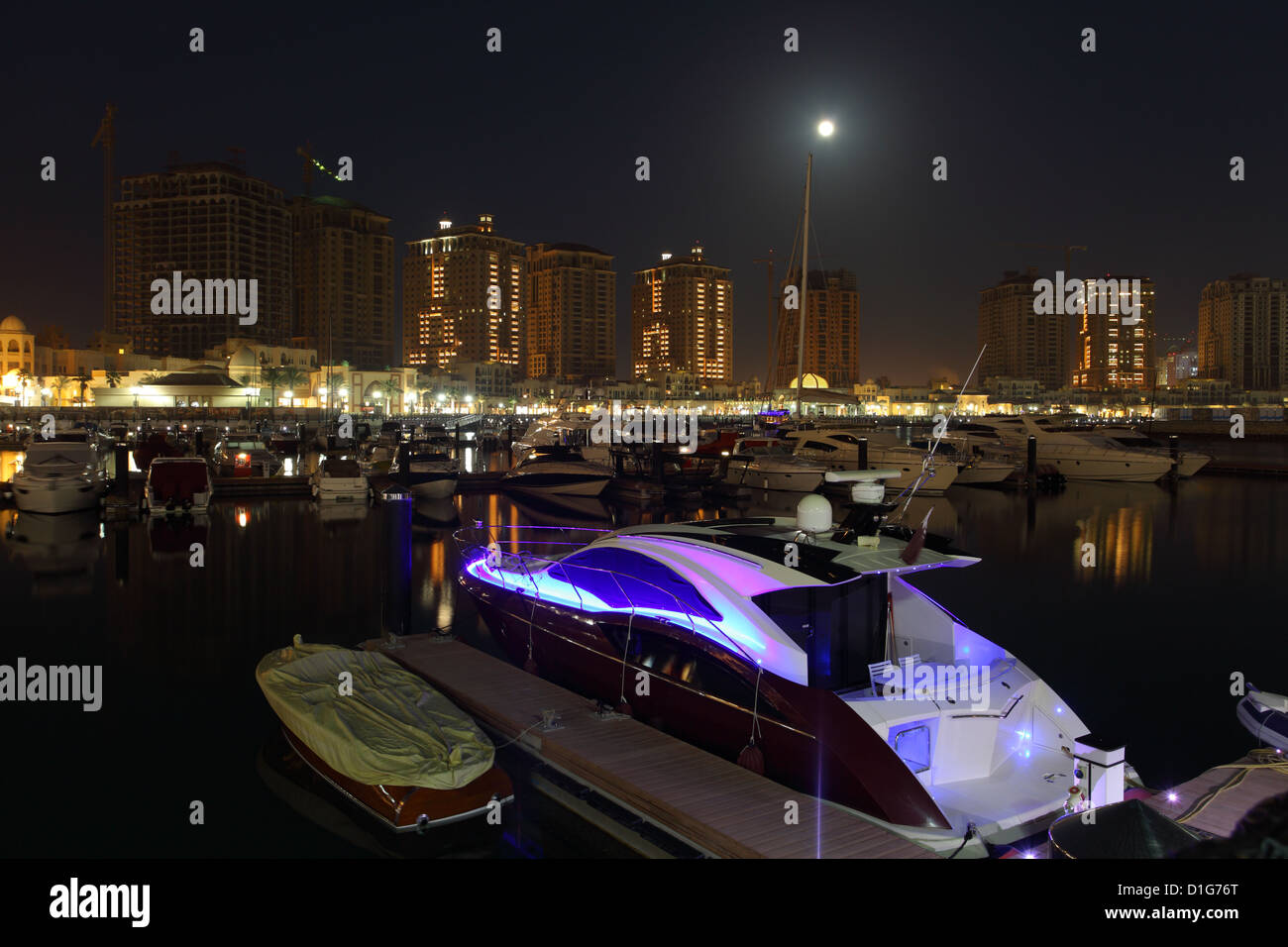 Saoudite Porto marina dans la nuit. Doha, Qatar Moyen-orient Banque D'Images