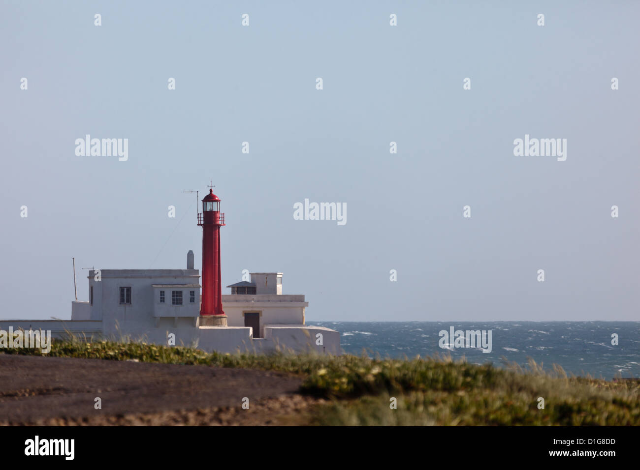 La tour rouge du phare de Cabo Raso à 8 km de Cascais, Portugal Banque D'Images