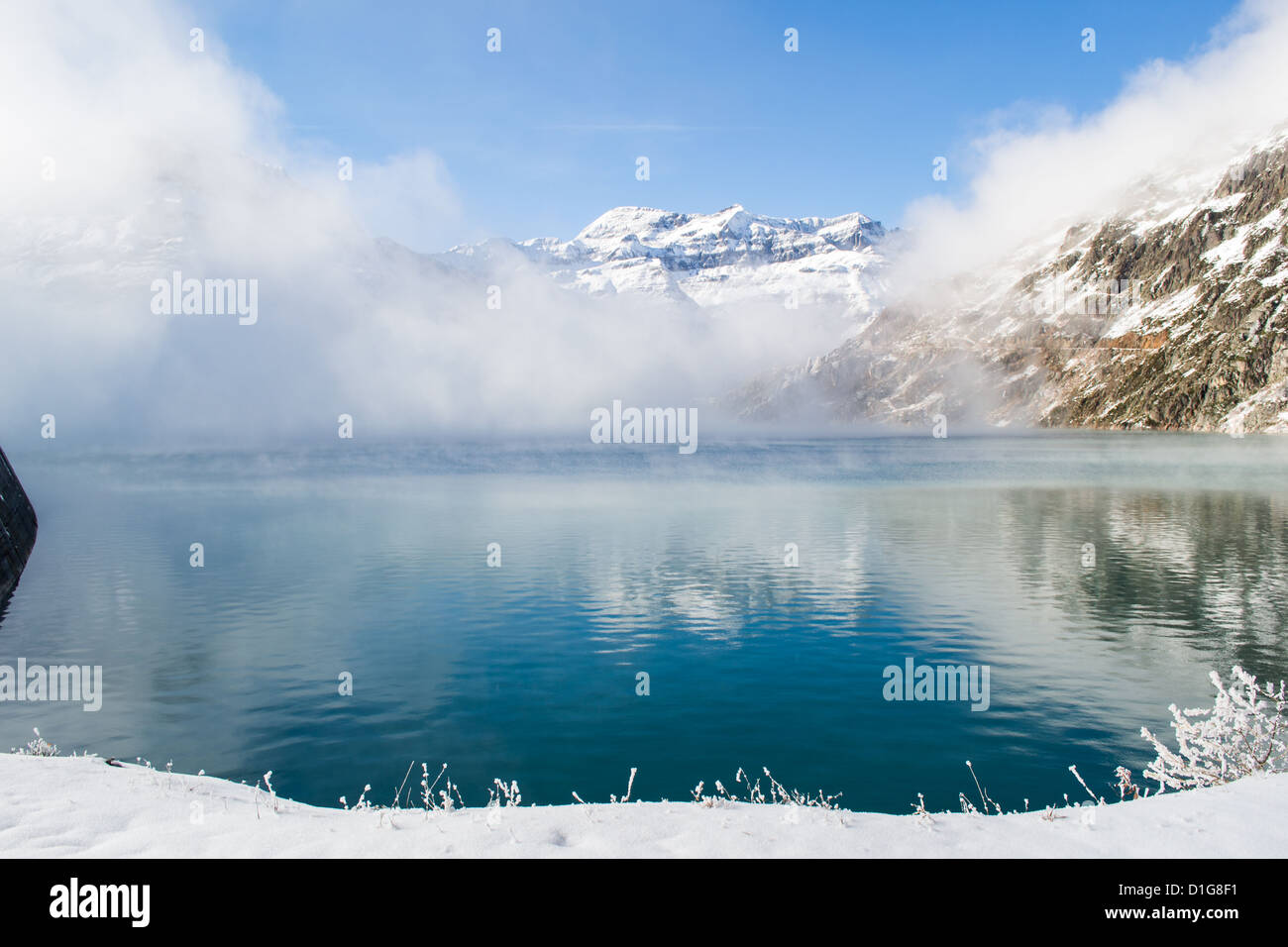 Brume sur un lac et sur la montagne à Chamonix Banque D'Images