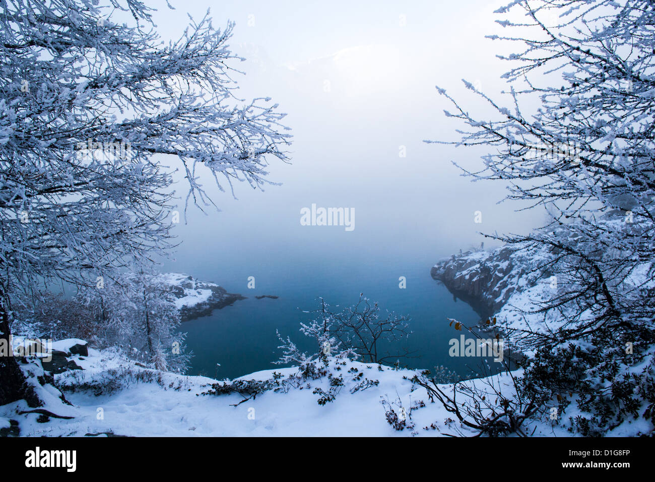 Brume sur un lac à Chamonix Banque D'Images
