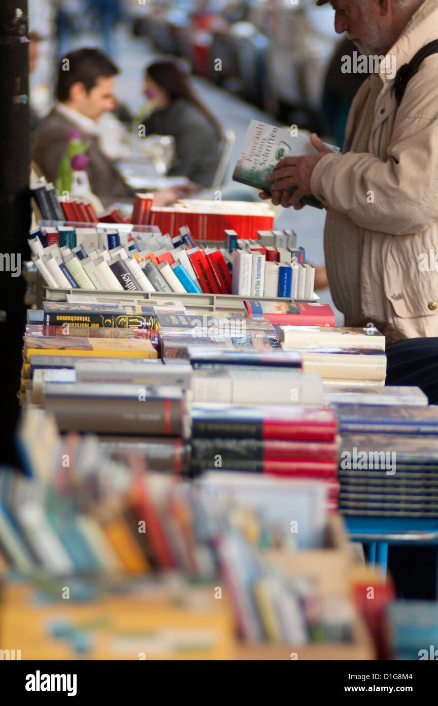 L'homme en face d'une librairie à Munich Banque D'Images L'homme en face d'une librairie à Munich Banque D'Images