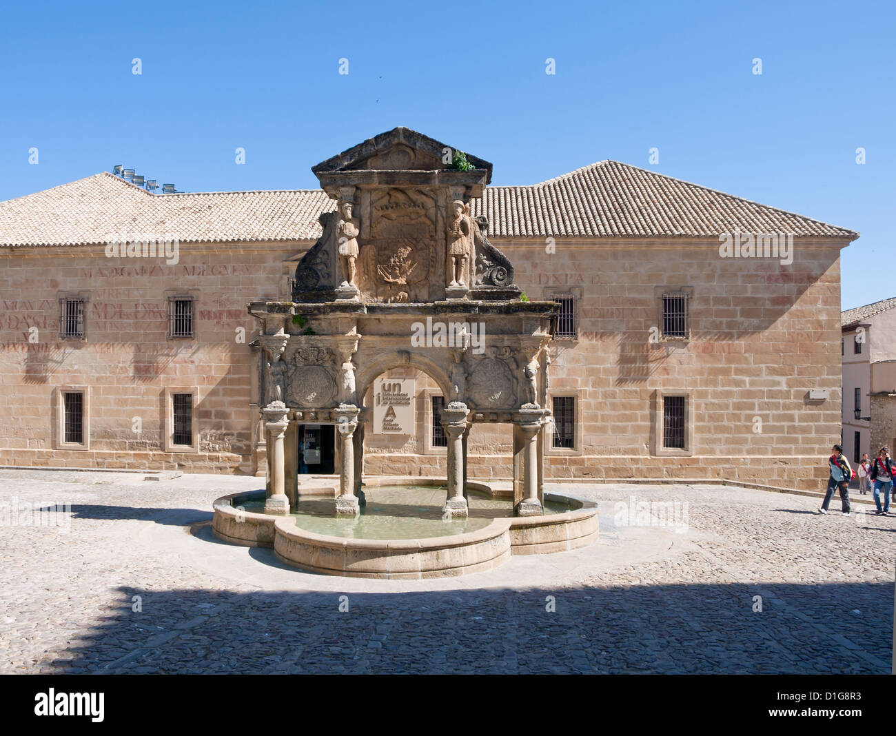 Site du patrimoine mondial de l'Espagne Andalousie ,Baeza, l'architecture de la renaissance à son meilleur, palace façade et fontaine, Plaza de Santa Maria Banque D'Images