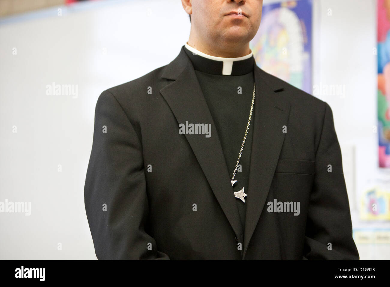 L'évêque catholique portant le collier du clergé ou de bureau  traditionnels. Aussi connu à un col romain Photo Stock - Alamy