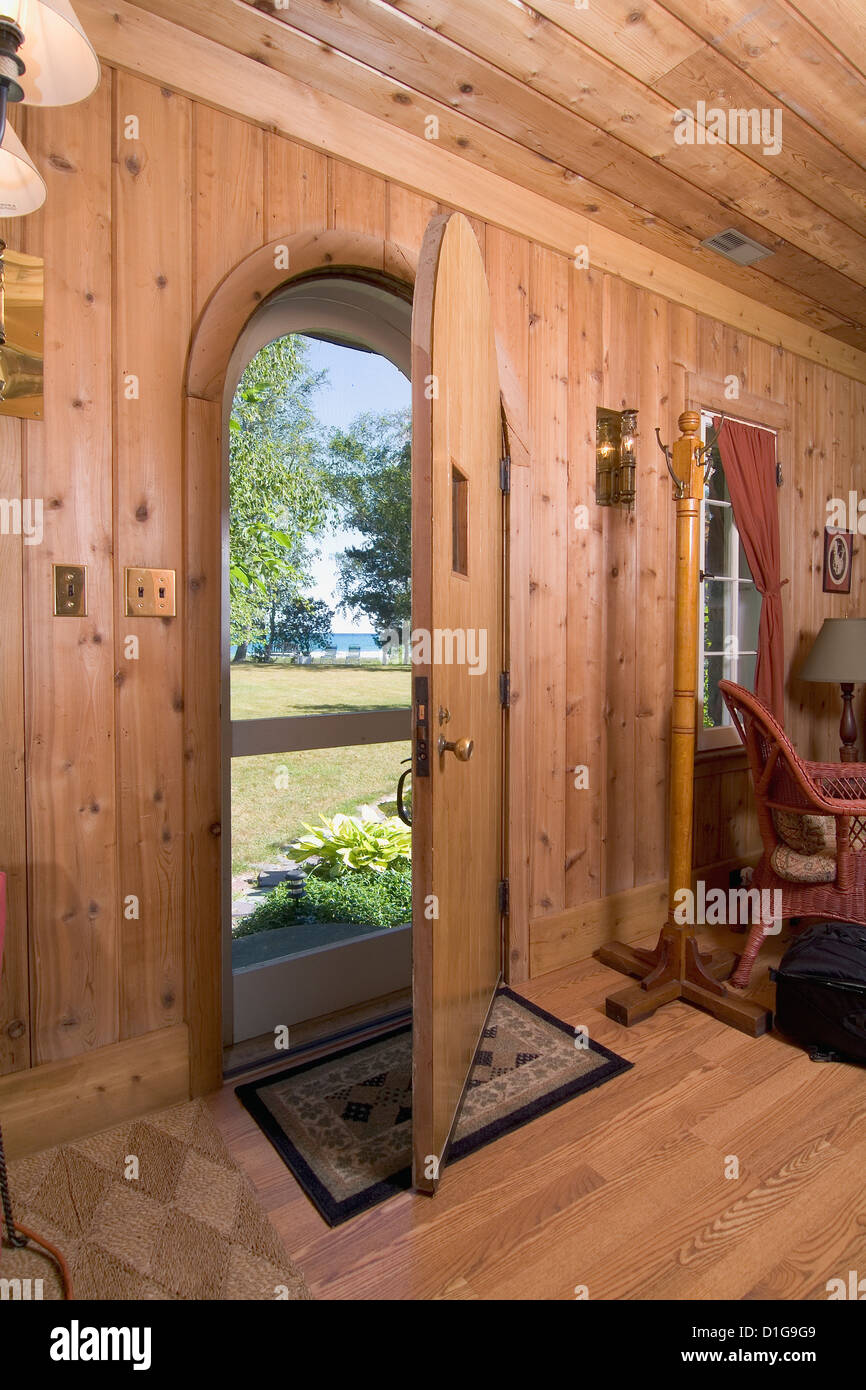 Vue de l'intérieur de porte avant à l'extérieur de style chalet Charlevoix ; ; accueil ; Missouri USA Banque D'Images