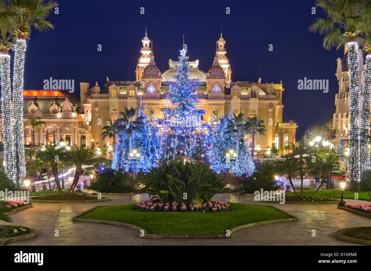 Arbre de Noël devant le palais de casino de Monaco au crépuscule, Montecarlo, France Banque D'Images