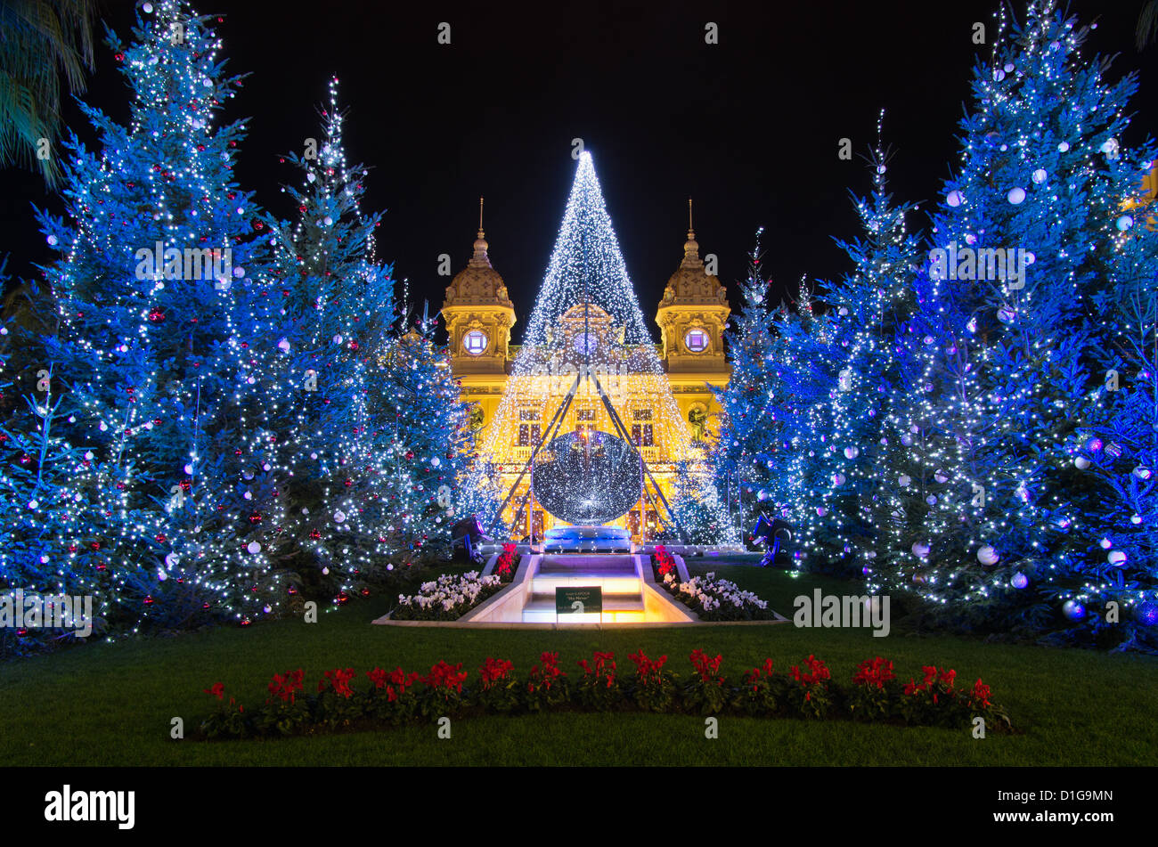 Arbre de Noël devant le palais de casino de Monaco au crépuscule, Montecarlo, France Banque D'Images
