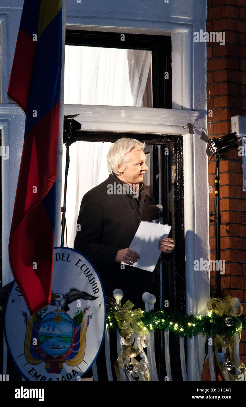 Londres, Royaume-Uni. 20 décembre 2012 Julian Assange a fait un discours depuis le balcon de l'ambassade d'Equateur où il a obtenu l'asile. Banque D'Images