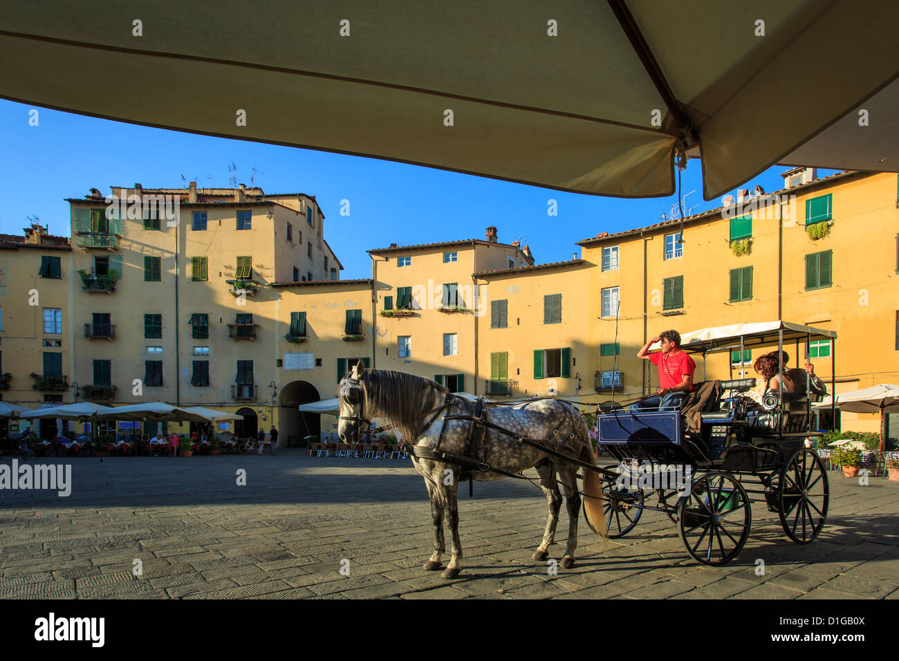 La Piazza dell'Anfiteatro, Lucca, Toscane, Italie Banque D'Images
