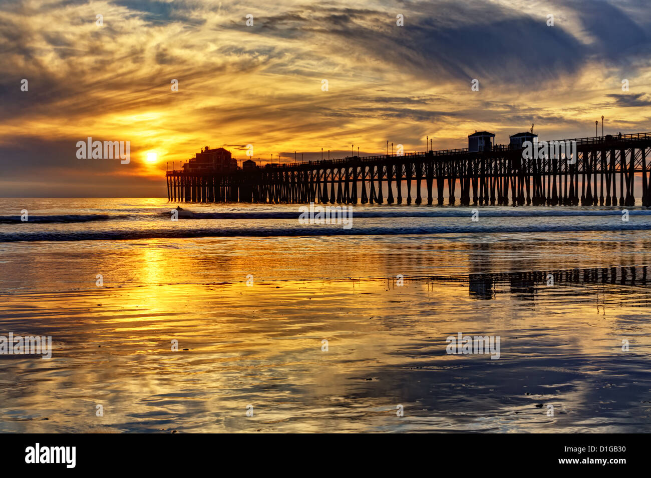 Oceanside pier et réflexions, c'est capturé sur un très faible courant de soirée. Banque D'Images