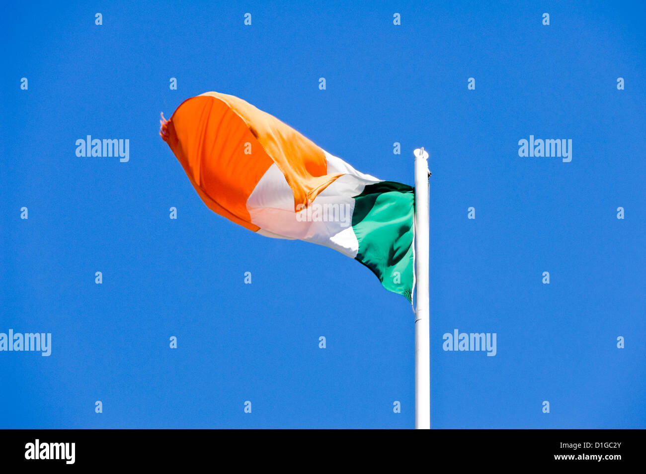 Vue de près horizontal le drapeau tricolore irlandais flottant au vent contre un ciel bleu. Banque D'Images Vue de près horizontal le drapeau tricolore irlandais flottant au vent contre un ciel bleu. Banque D'Images