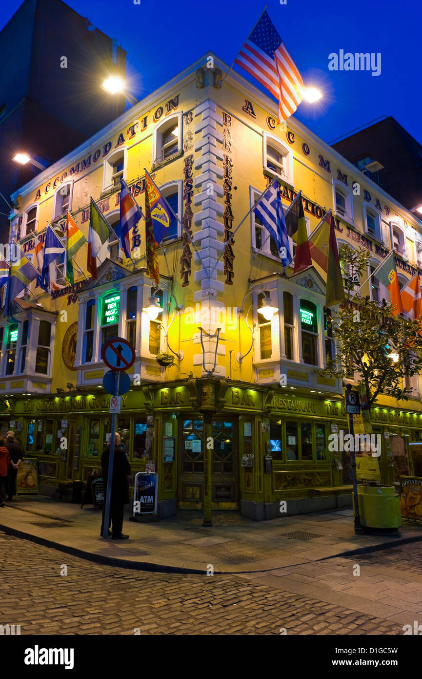 Vue verticale du Half-penny Bridge Pub dans le quartier de Temple Bar de Dublin la nuit. Banque D'Images