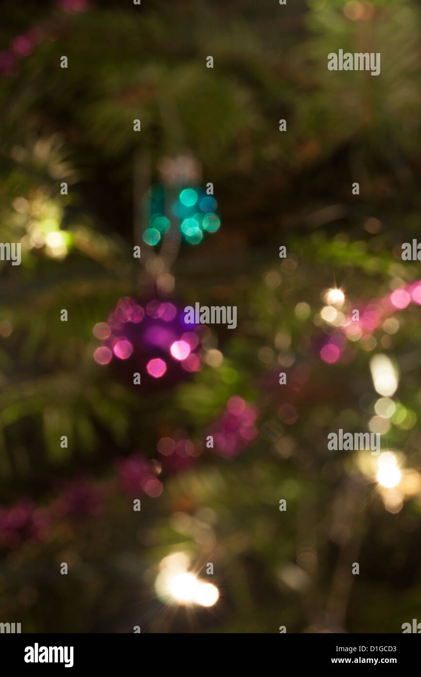 Des problèmes de mise au point floue des lumières d'arbre de Noël et de noël, résumé lumières arrière-plan. Banque D'Images