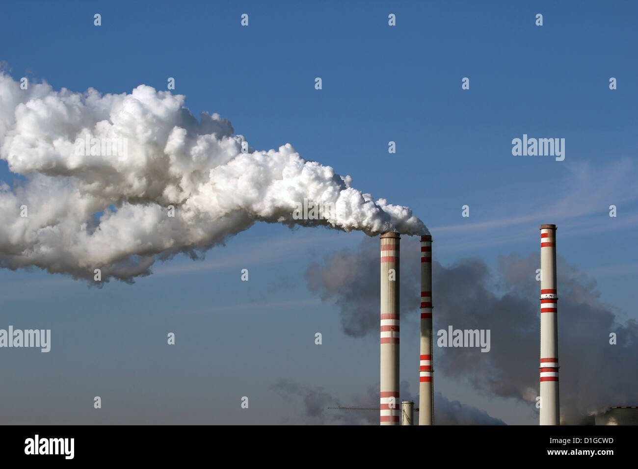 La fumée des cheminées de centrale à charbon Banque D'Images