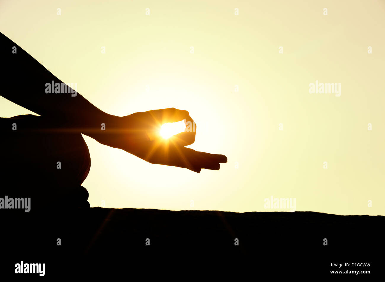Sunset silhouette d'un Indien à méditer. L'Andhra Pradesh, Inde Banque D'Images
