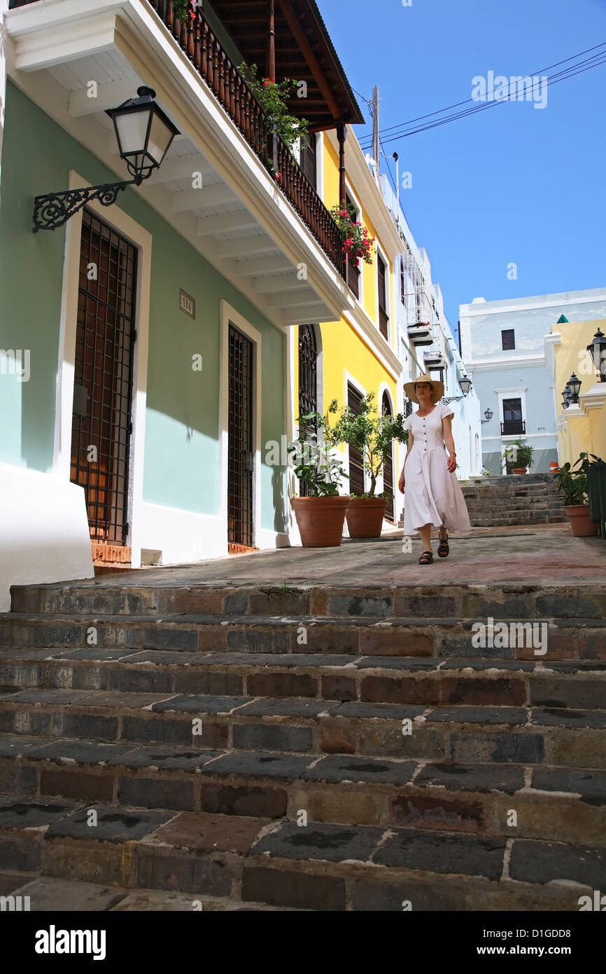 Femme et les bâtiments coloniaux espagnols, Old San Juan, Puerto Rico Banque D'Images