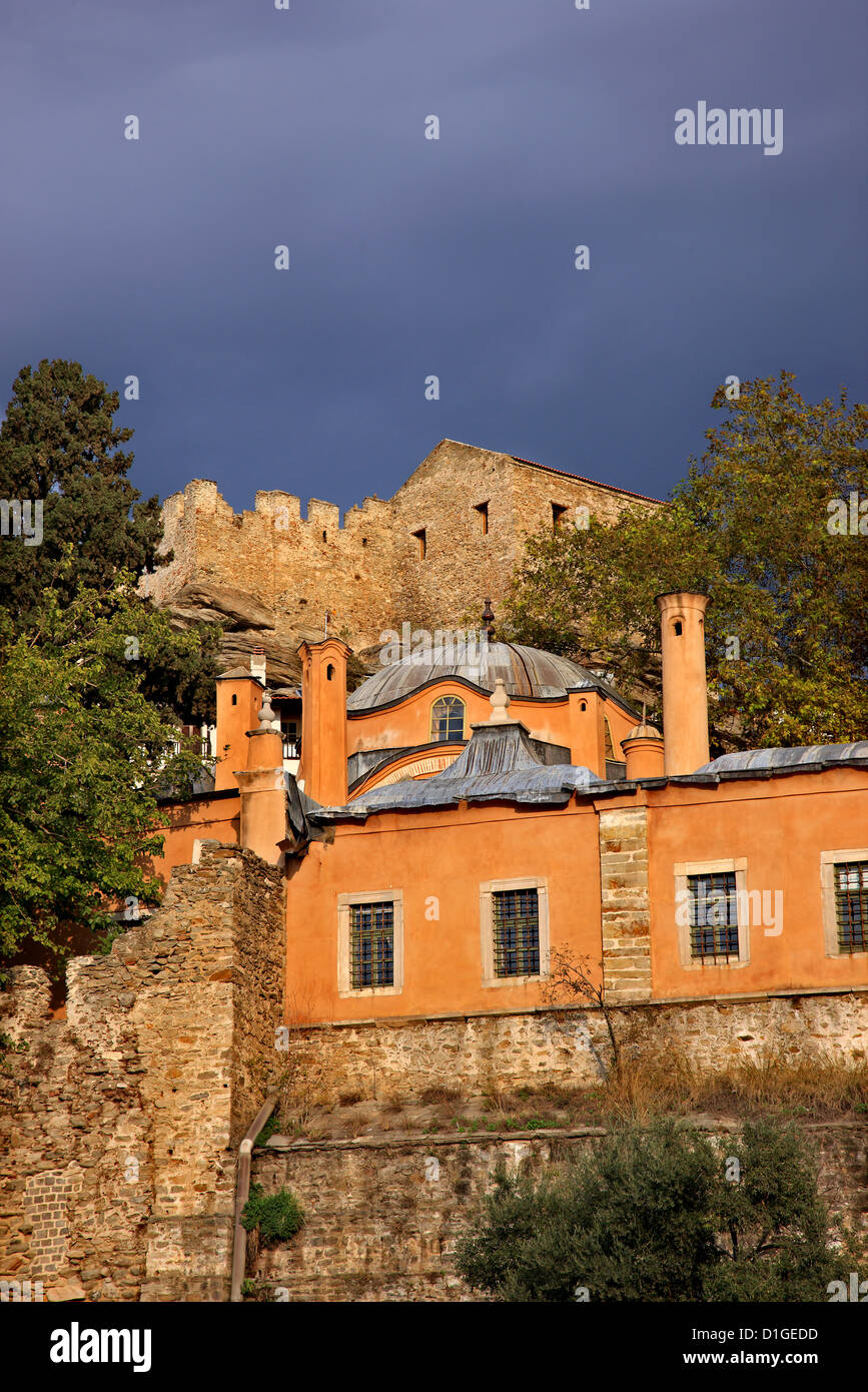 L'Imaret (hospice islamique, aujourd'hui un hôtel de luxe) et le château de Kavala, Macédoine, Grèce. Banque D'Images