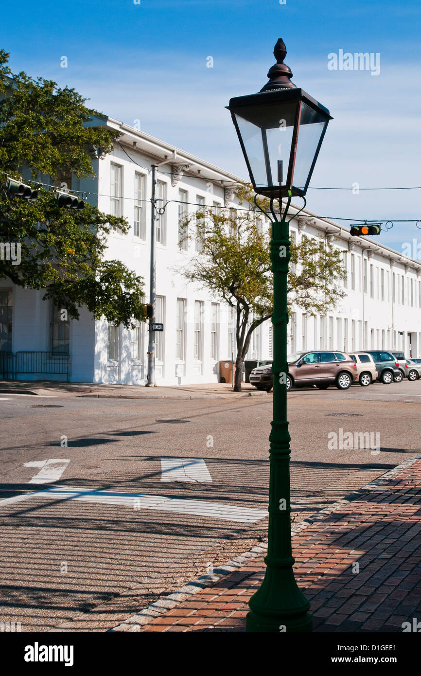 Rue mobile avec l'ancien gaz lampe de rue, Alabama, USA, Amérique du Nord Banque D'Images