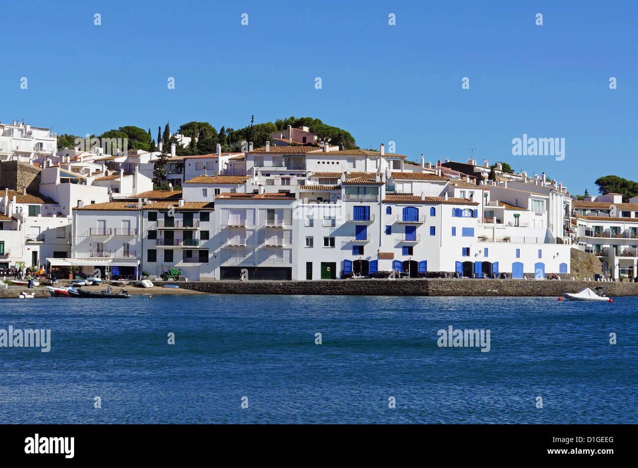 Village de Cadaques sur le littoral méditerranéen, Costa Brava, Catalogne, Espagne Banque D'Images