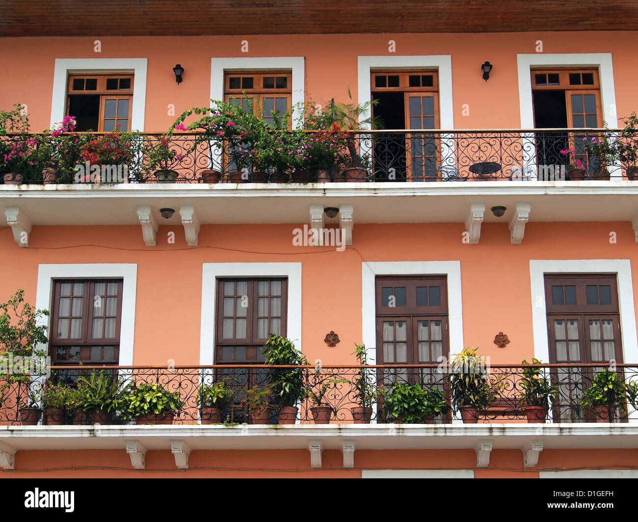 Une maison coloniale balcon avec fleurs et plantes, Casco Viejo, Panama City, Panama, Amérique Centrale Banque D'Images