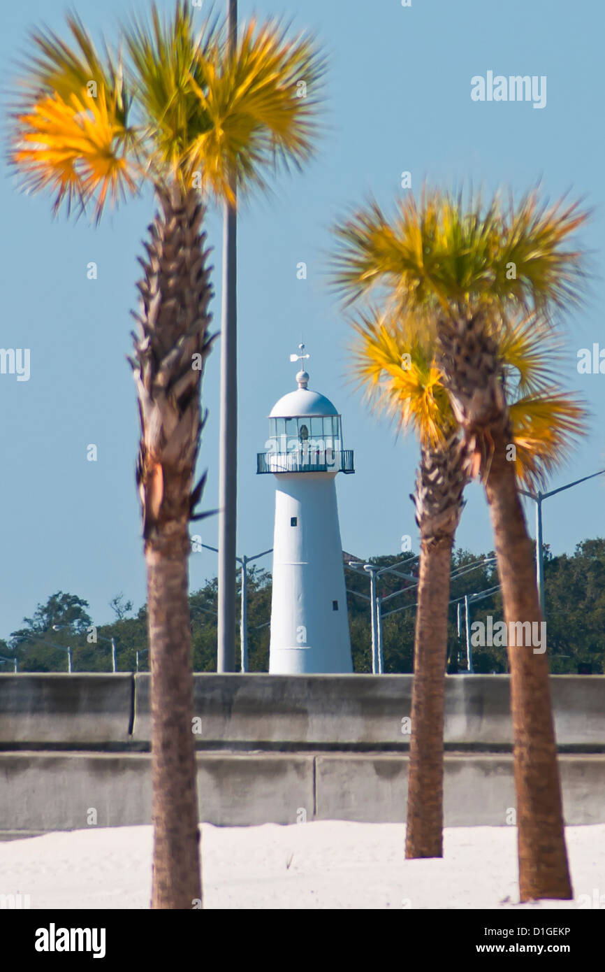 La tour de fer blanc de l'historique phare de Biloxi,vue depuis palm beach , Mississippi , USA Banque D'Images