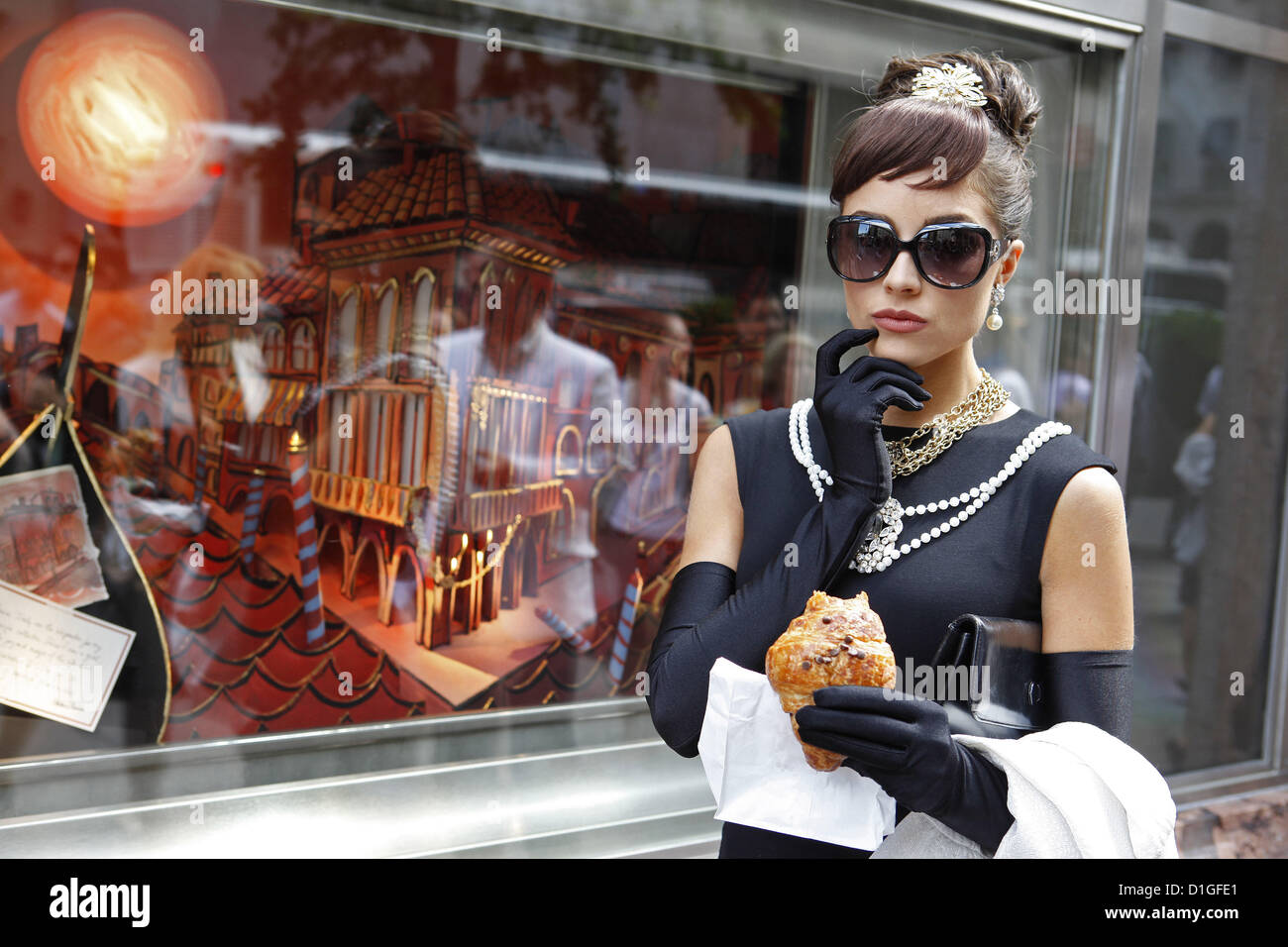 Le 7 juin 2012 - Manhattan, New York, États-Unis - Miss USA 2012, Olivia Culpo, 20 ans, s'habille comme actrice Audrey Hepburn à partir de la scène d'ouverture du film 'Breakfast at Tiffany's,' en face du magasin de bijoux Tiffany's de la 5ème avenue, Manhattan, New York. Culpo a été couronnée Miss Univers 2012 dans la nuit de mercredi, 12/19/12 au Planet Hollywood Casino sur le Strip de Las Vegas, en remplacement du champion sortant Leila Lopes de l'Angola. (Crédit Image : © Chevrestt ZUMAPRESS.com)/Angel Banque D'Images