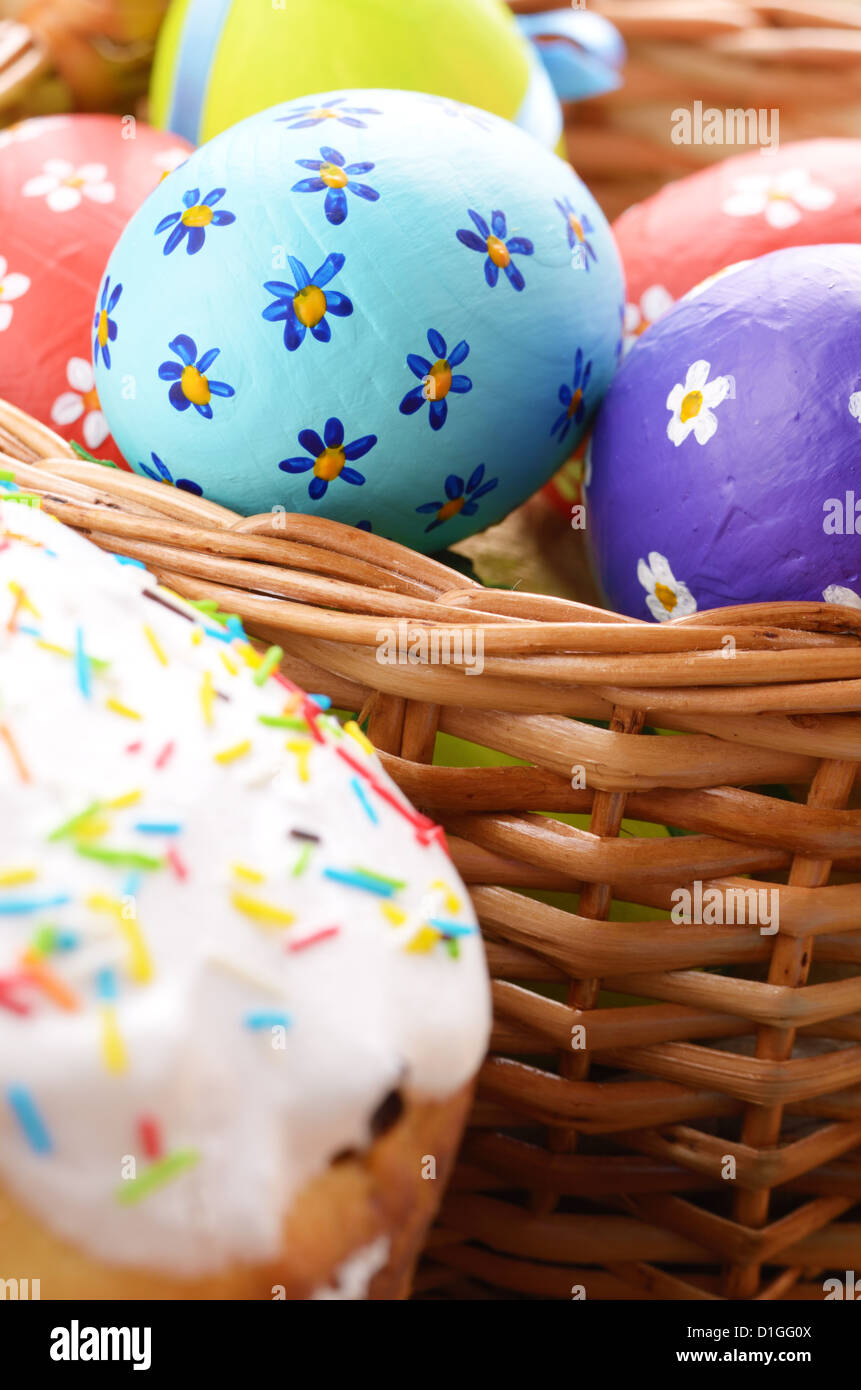 Décorations de Pâques - des œufs, des gâteaux et de panier sur le dessus de table Banque D'Images