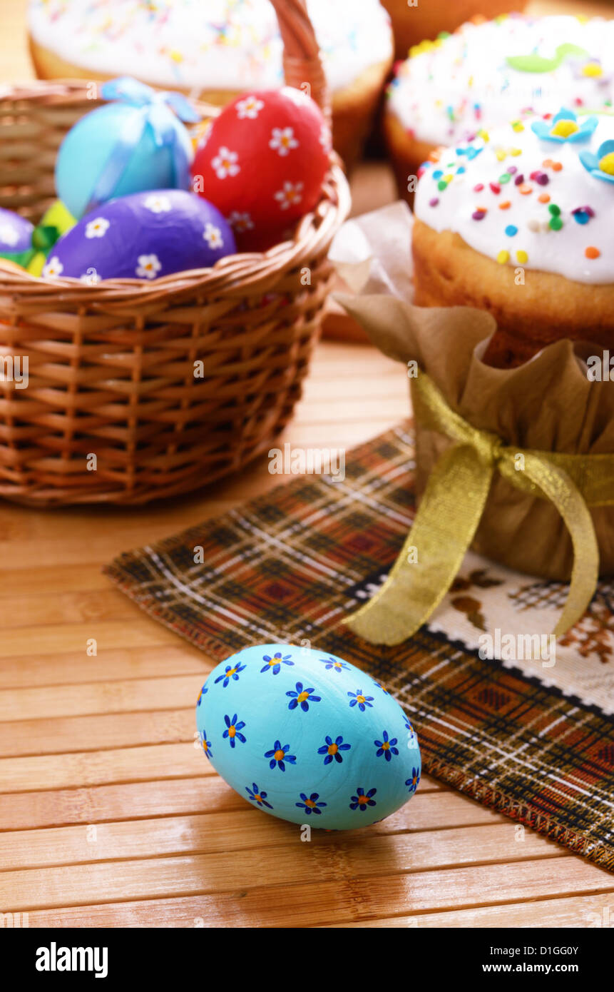 Décorations de Pâques - des œufs, des gâteaux et de panier sur le dessus de table Banque D'Images