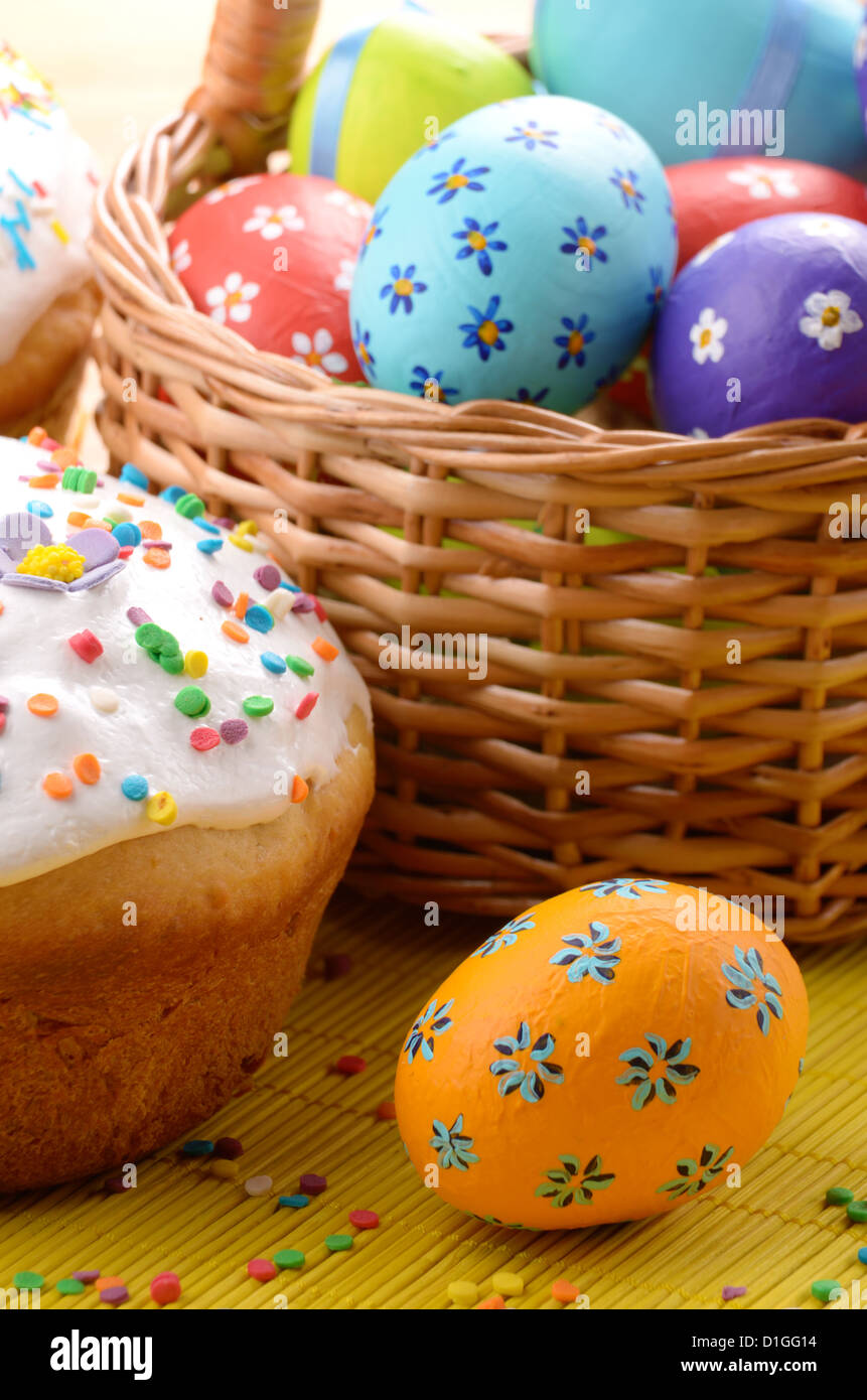 Décorations de Pâques - des œufs, des gâteaux et de panier sur le dessus de table Banque D'Images