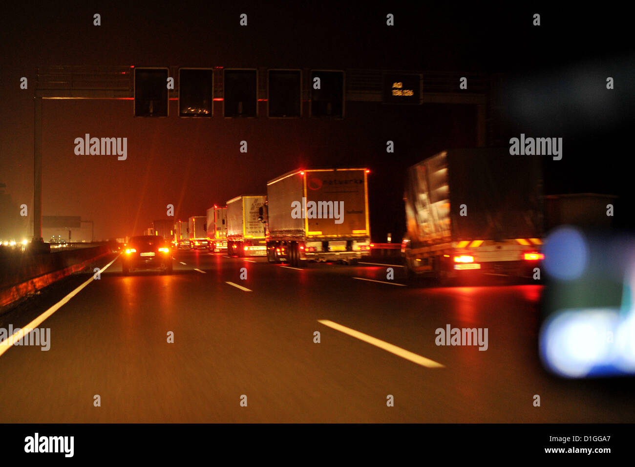 Les voitures sont la conduite de nuit sur l'autoroute allemande. Photo : Frank May Banque D'Images