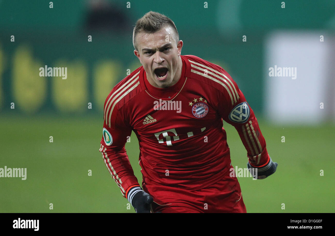 Munich, Xherdan Shaqiri célèbre sa 0-2 but durant le dernier tour de la DFB 16 match entre FC Bayern Munich et Augsbirg à SGL Arena à Augsburg, Allemagne, 18 décembre 2012. Photo : Karl-Josef Opim Banque D'Images