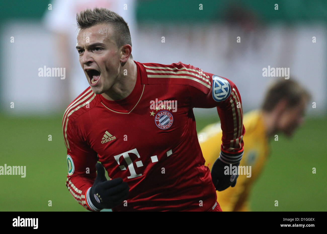 Munich, Xherdan Shaqiri célèbre sa 0-2 but durant le dernier tour de la DFB 16 match entre FC Bayern Munich et Augsbirg à SGL Arena à Augsburg, Allemagne, 18 décembre 2012. Photo : Karl-Josef Opim Banque D'Images