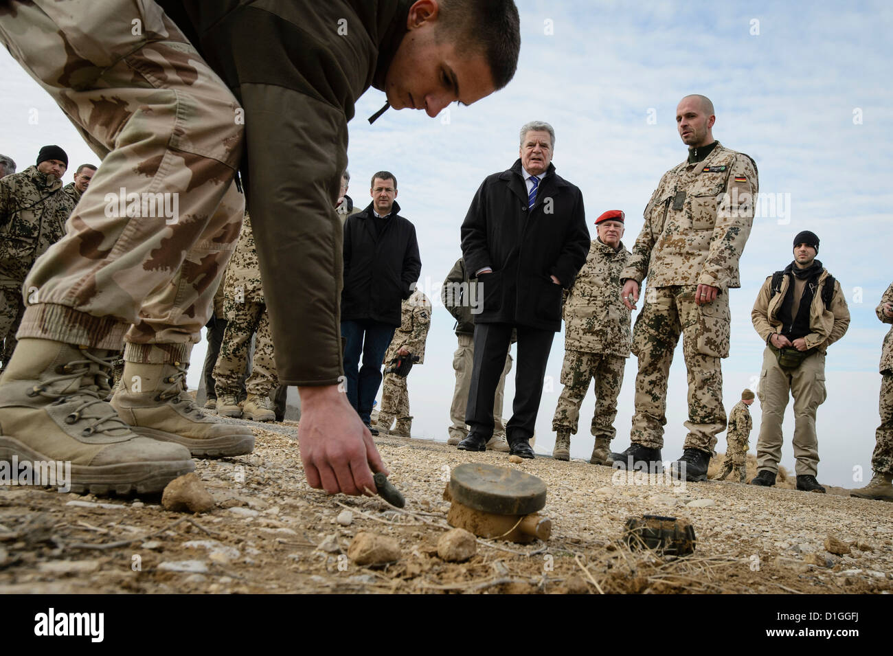 Document - un document photo datée du 19 décembre 2012 montre le président allemand Joachim Gauck de rattrapage sur l'élimination des engins explosifs improvisés (IED) à l'engin d'entraînement au Camp Marmal à Masar-i-Sharif, en Afghanistan. Photo : GOUVERNEMENT FÉDÉRAL / STEFFEN KUGLER Banque D'Images