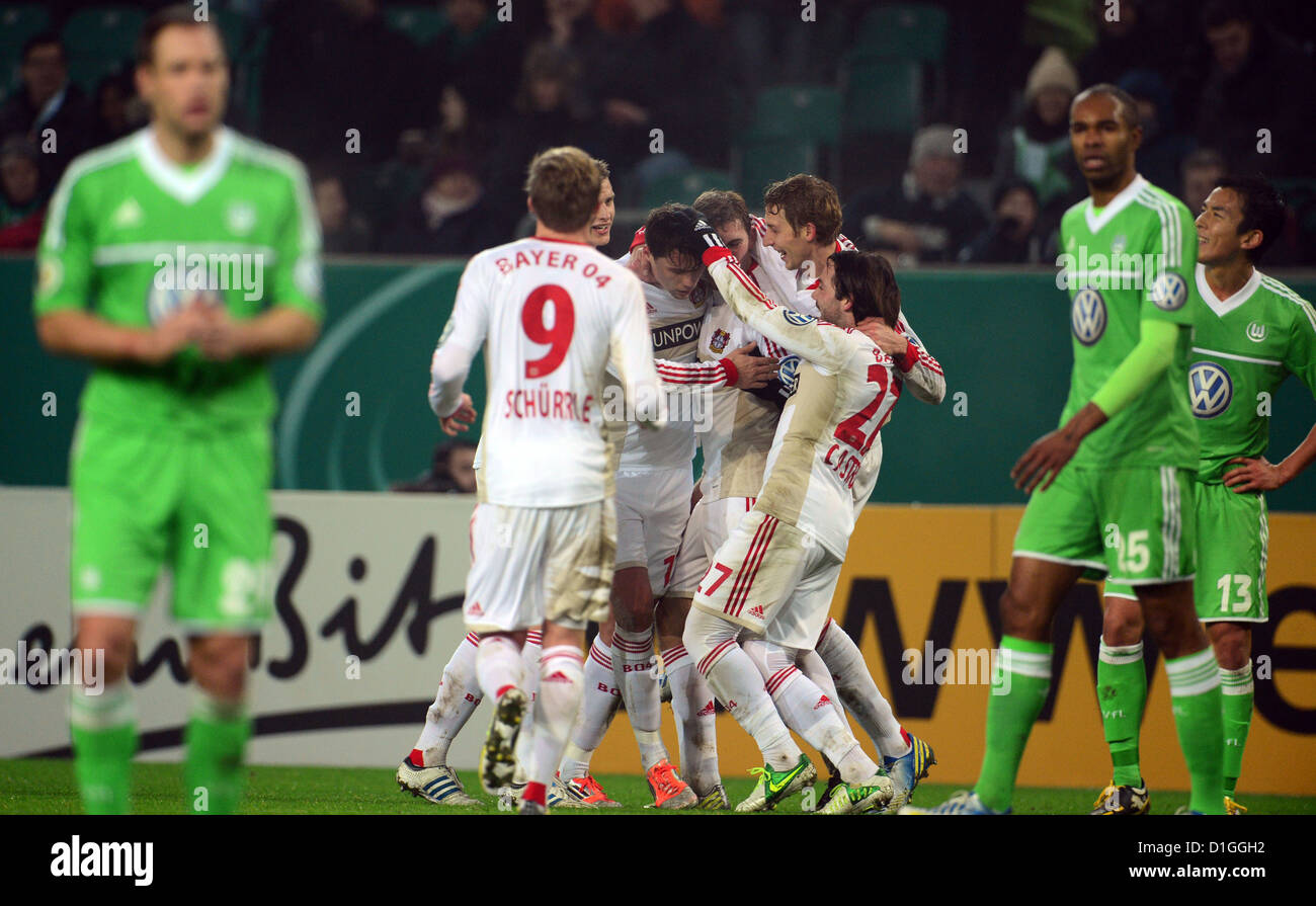 Les joueurs de Leverkusen 0-1 célébrer le propre but par Wolfsburg's Fagner pendant le tour du dernier match de coupe DFB 16 entre VfL Wolfsburg et Bayer Leverkusen chez Volkswagen Arena de Wolfsburg, Allemagne, le 19 décembre 2012. Photo : PETER STEFFEN (ATTENTION : La DFB interdit l'utilisation et la publication d'images séquentielles sur l'internet et autres médias en ligne pendant le match (y compris la mi-temps). ATTENTION : période de blocage ! La DFB permet l'utilisation et la publication des photos pour les services mobiles (MMS) et en particulier pour le DVB-H et DMB seulement après la fin du match). Banque D'Images