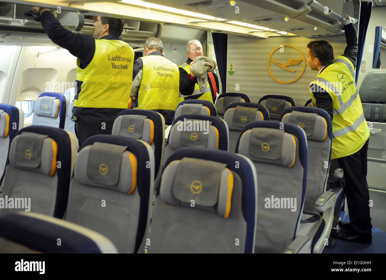 Asssistants chercher des soi-disant "pas d'objets' dans un Airbus A-340 à l'aéroport de Frankfurt am Main, Allemagne, 18 décembre 2012. Chaque pièce qui a été superflues ont été pesés et retiré de l'avion pour savoir combien de poids pourraient être sauvées. Photo : BORIS ROESSLER Banque D'Images