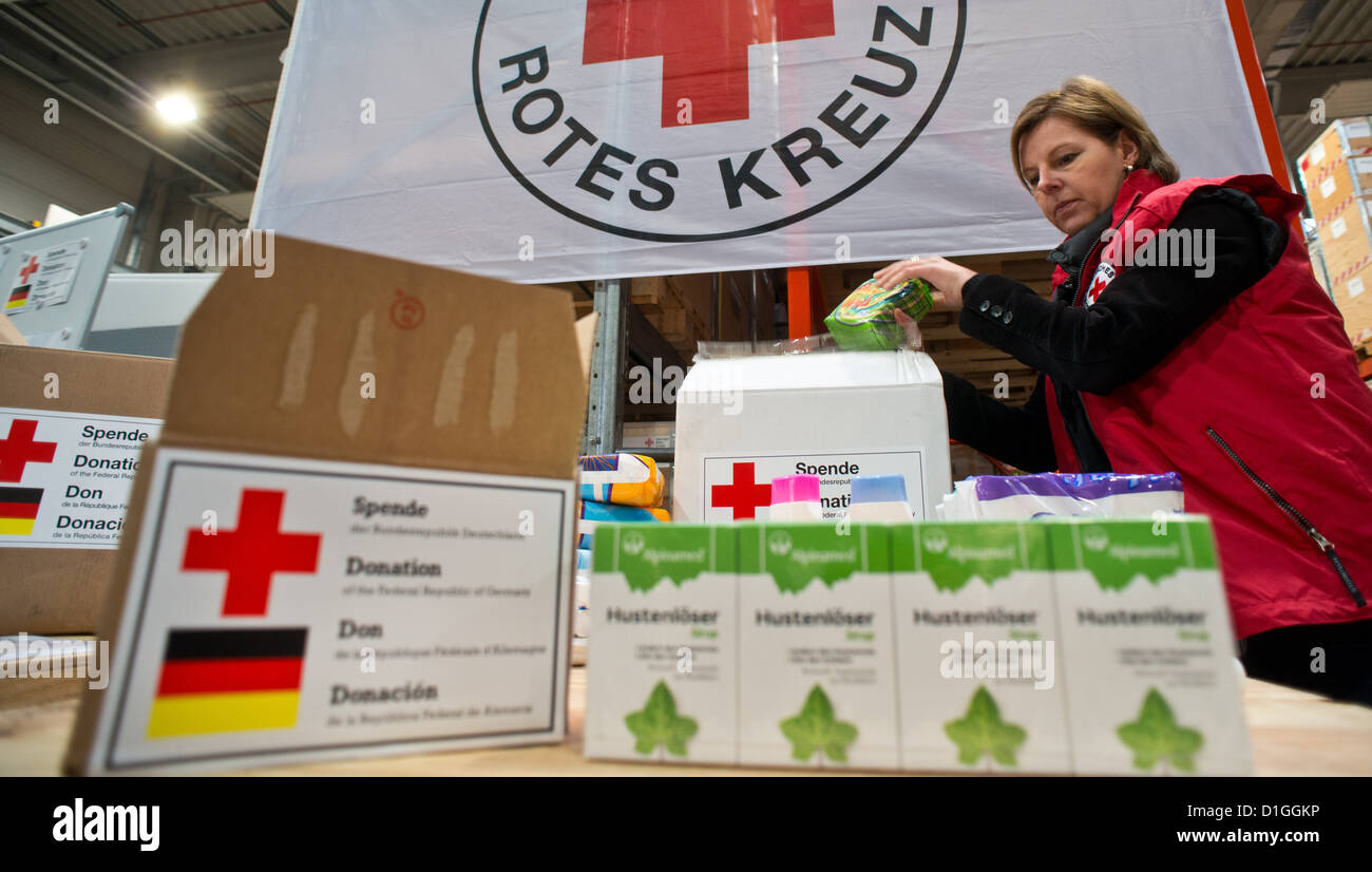 Les médicaments sont préparés pour l'expédition dans le centre logistique de la Croix-Rouge allemande en Schönefeld, Allemagne, 19 décembre 2012. Un vol avec l'aide de colis est censée commencer à partir de l'aéroport de Berlin-Schoenefeld à Damas en Syrie dans la nuit du 19 au 20 décembre 2012. Croix-rouge allemande est la seule organisation de secours qui peut fonctionner à travers la Syrie et coopère closesly avec le Croissant-Rouge syrien. Photo : PATRICK PLEUL Banque D'Images