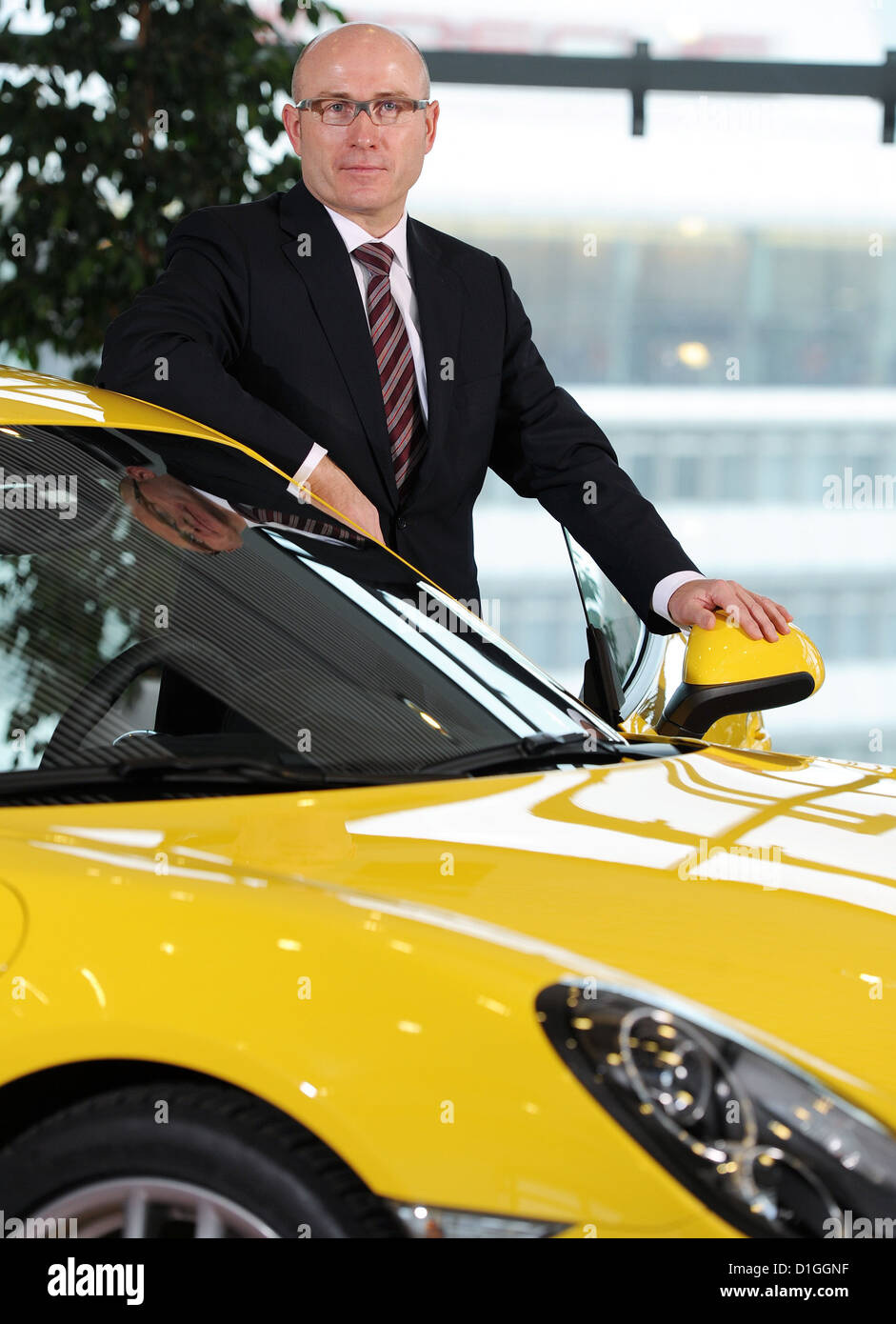 Le directeur des ventes et du marché de constructeur de voitures de sport Porsche AG, Bernhard Maier, pose avec une Porsche Cayman dans le musée Porsche à Stuttgart, Allemagne, 18 décembre 2012. Photo : Bernd Weissbrod Banque D'Images