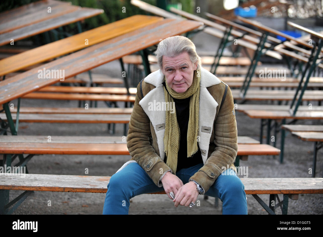 Chanteur et compositeur irlandais Johnny Logan est assis à Kleinheesloh Lake à Munich, Allemagne, le 19 décembre 2012. Photo : Frank Leonhardt Banque D'Images