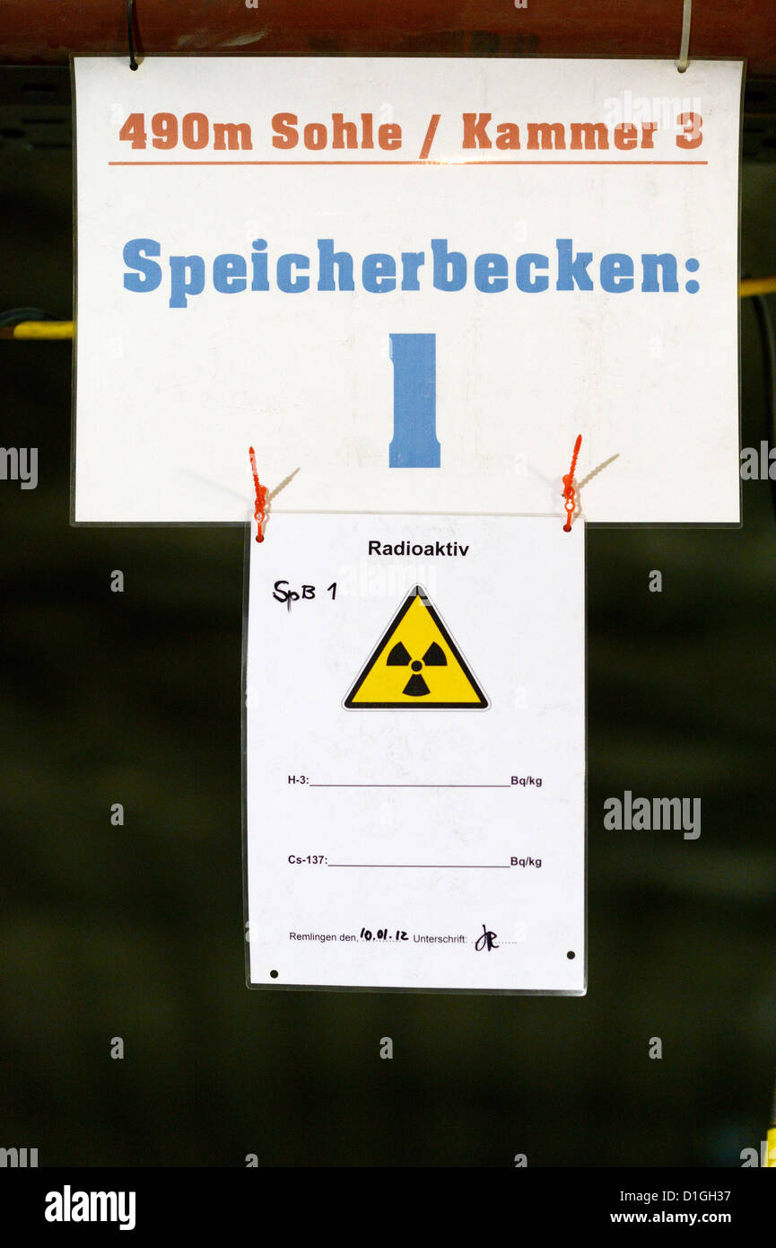 Fichier - Un fichier photo datée du 11 décembre 2012 montre un panneau d'avertissement sur un bassin de stockage à l'immersion en difficulté pour les déchets nucléaires à l'Asse, en Allemagne. Remlingen Une étude récente a révélé qu'il n'y a pas de risque accru de cancer par rapport à l'élimination finale Asse site. Photo : JOCHEN LUEBKE Banque D'Images