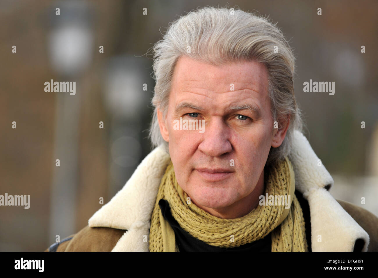Chanteur et compositeur irlandais Johnny Logan regarder dans la caméra à Kleinheesloh Lake à Munich, Allemagne, le 19 décembre 2012. Photo : Frank Leonhardt Banque D'Images