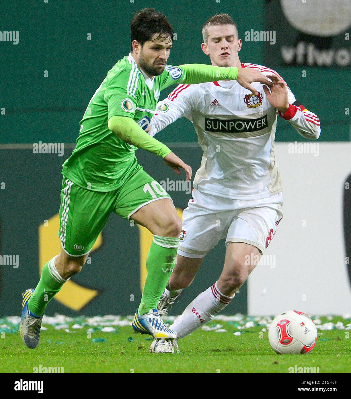 De Wolfsburg Diego (L) et Leverkusen's Lars Bender rivalisent pour le ballon pendant le match de football DFB entre VfL Wolfsburg et Bayer Leverkusen au Volkswagen-Arena à Wolfsburg, Allemagne, 19 décembre 2012. Photo : Peter Steffen Banque D'Images