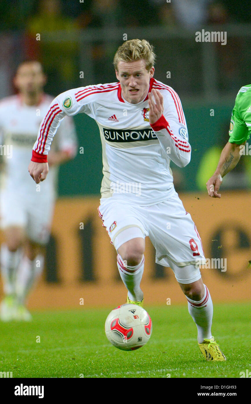 L'André Schuerrle Leverkusen joue la balle au cours de la DFB match de foot entre VfL Wolfsburg et Bayer Leverkusen au Volkswagen-Arena à Wolfsburg, Allemagne, 19 décembre 2012. Photo : Peter Steffen Banque D'Images